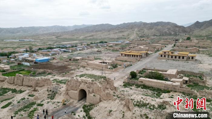 7月13日，位于山丹漢明長城遺址里的硤口古城。(無人機圖片) 　九美旦增 攝