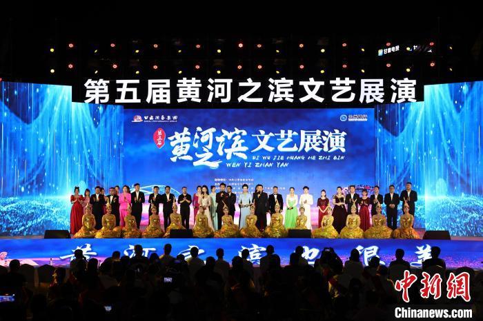 7月19日晚，第五屆黃河之濱文藝展演在蘭州體育文化廣場(chǎng)開(kāi)幕。張曦予 攝