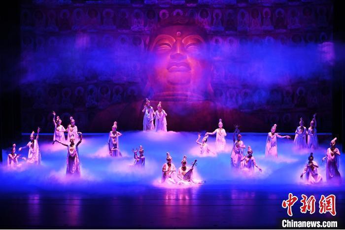 7月18日晚，中國經(jīng)典舞劇《絲路花雨》在甘肅蘭州黃河劇院進(jìn)行演出。中國經(jīng)典舞劇《絲路花雨》迎來45周年，7月17日-8月4日在蘭州開啟為期多天的駐場演出。該舞劇取材于敦煌莫高窟壁畫，集中國霓裳羽衣舞、敦煌舞、印度舞、黑巾舞、波斯馬鈴舞等于一身，自1979年演出至今，該劇先后在40多個(gè)國家和地區(qū)演出近4000場，觀眾550多萬人次。中新社記者 李亞龍 攝</p>
<p>