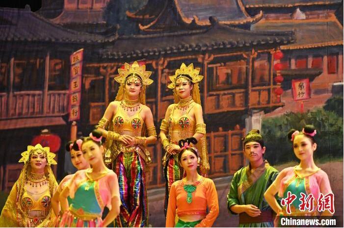 7月18日晚，中國經(jīng)典舞劇《絲路花雨》在甘肅蘭州黃河劇院進(jìn)行演出。中國經(jīng)典舞劇《絲路花雨》迎來45周年，7月17日-8月4日在蘭州開啟為期多天的駐場演出。該舞劇取材于敦煌莫高窟壁畫，集中國霓裳羽衣舞、敦煌舞、印度舞、黑巾舞、波斯馬鈴舞等于一身，自1979年演出至今，該劇先后在40多個(gè)國家和地區(qū)演出近4000場，觀眾550多萬人次。中新社記者 李亞龍 攝</p>
<p>