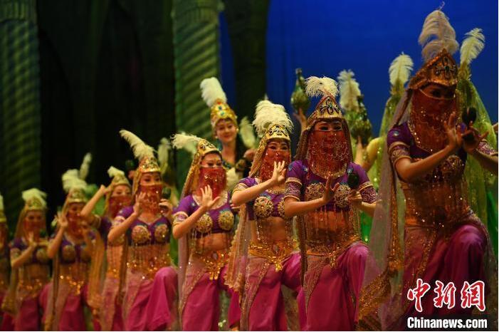 7月18日晚，中國經(jīng)典舞劇《絲路花雨》在甘肅蘭州黃河劇院進(jìn)行演出。中國經(jīng)典舞劇《絲路花雨》迎來45周年，7月17日-8月4日在蘭州開啟為期多天的駐場演出。該舞劇取材于敦煌莫高窟壁畫，集中國霓裳羽衣舞、敦煌舞、印度舞、黑巾舞、波斯馬鈴舞等于一身，自1979年演出至今，該劇先后在40多個(gè)國家和地區(qū)演出近4000場，觀眾550多萬人次。中新社記者 李亞龍 攝</p>
<p>