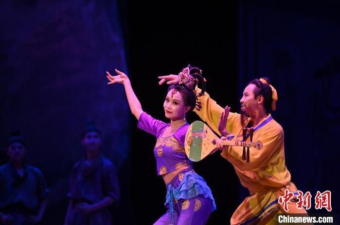 7月18日晚，中國經(jīng)典舞劇《絲路花雨》在甘肅蘭州黃河劇院進(jìn)行演出。中國經(jīng)典舞劇《絲路花雨》迎來45周年，7月17日-8月4日在蘭州開啟為期多天的駐場演出。該舞劇取材于敦煌莫高窟壁畫，集中國霓裳羽衣舞、敦煌舞、印度舞、黑巾舞、波斯馬鈴舞等于一身，自1979年演出至今，該劇先后在40多個(gè)國家和地區(qū)演出近4000場，觀眾550多萬人次。中新社記者 李亞龍 攝</p>
<p>