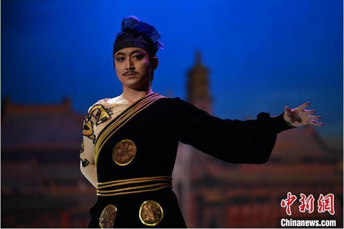 7月18日晚，中國經(jīng)典舞劇《絲路花雨》在甘肅蘭州黃河劇院進(jìn)行演出。中國經(jīng)典舞劇《絲路花雨》迎來45周年，7月17日-8月4日在蘭州開啟為期多天的駐場演出。該舞劇取材于敦煌莫高窟壁畫，集中國霓裳羽衣舞、敦煌舞、印度舞、黑巾舞、波斯馬鈴舞等于一身，自1979年演出至今，該劇先后在40多個(gè)國家和地區(qū)演出近4000場，觀眾550多萬人次。中新社記者 李亞龍 攝