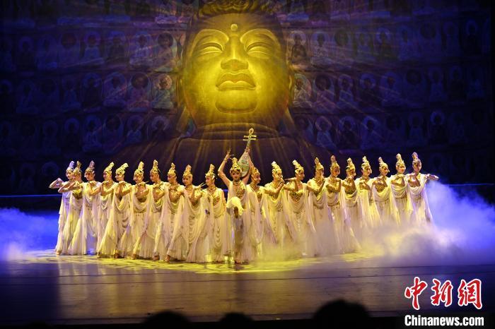 7月18日晚，中國(guó)經(jīng)典舞劇《絲路花雨》在甘肅蘭州黃河劇院演出。李亞龍 攝