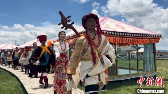 2024年6月，甘肅甘南藏族自治州上演藏服時裝秀。(資料圖)高瑩 攝