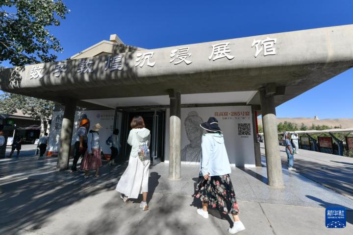 7月22日，游客排隊(duì)進(jìn)入“尋境敦煌——數(shù)字敦煌沉浸展”場(chǎng)館。新華社記者 郎兵兵 攝</p>
<p>