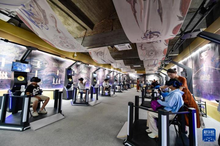 7月22日，游客線下體驗(yàn)“尋境敦煌——數(shù)字敦煌沉浸展”。新華社記者 郎兵兵 攝</p>
<p>