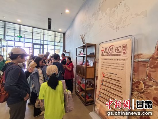 近日，玉門關(guān)遺址景區(qū)開啟了一場精彩紛呈的玉關(guān)詩詞挑戰(zhàn)賽，吸引眾多游人參與其中。玉門關(guān)遺址景區(qū)供圖