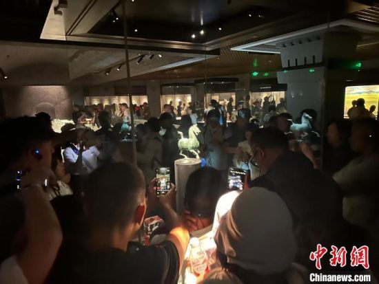 8月17日至23日，“濃濃民族情 兩岸一家親”臺灣同胞參訪團甘肅行交流活動在甘肅展開。圖為臺胞參觀甘肅省博物館。中新社記者 閆姣 攝