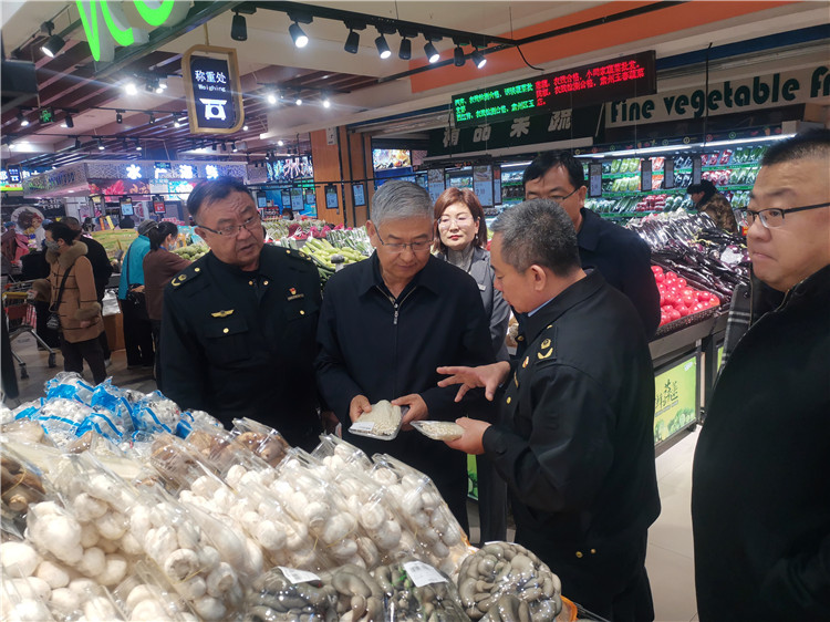 圖為市委常委、市紀(jì)委書記、市監(jiān)委主任張學(xué)勇調(diào)研食品安全責(zé)任包保企業(yè)西部天地商貿(mào)有限責(zé)任公司.jpg