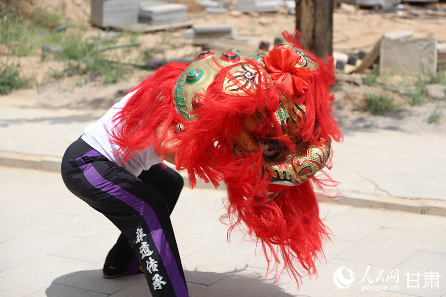柴宗峰在桃林村展示蘭州北獅風(fēng)采。人民網(wǎng)記者 焦隆攝